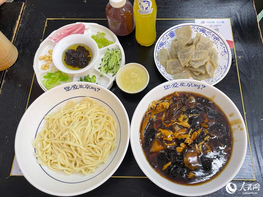 北京らしい麺2種類とでんぷんで作ったチップを揚げた「炸灌腸」で腹ごしらえ（撮影・勝又あや子）
