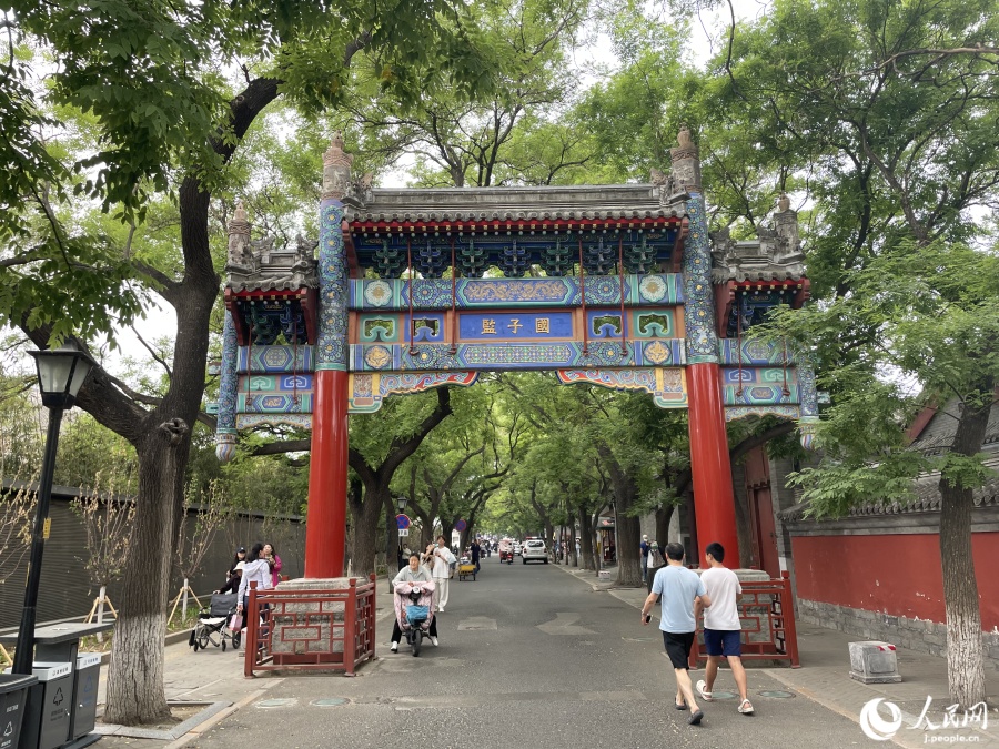 国子監街は北京で唯一、牌楼という飾り門がいくつも残っている通り（撮影・勝又あや子）