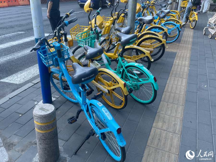 北京の三大シェア自転車。水色が哈囉、黄色が美団、青緑色が滴滴青桔（撮影・勝又あや子）
