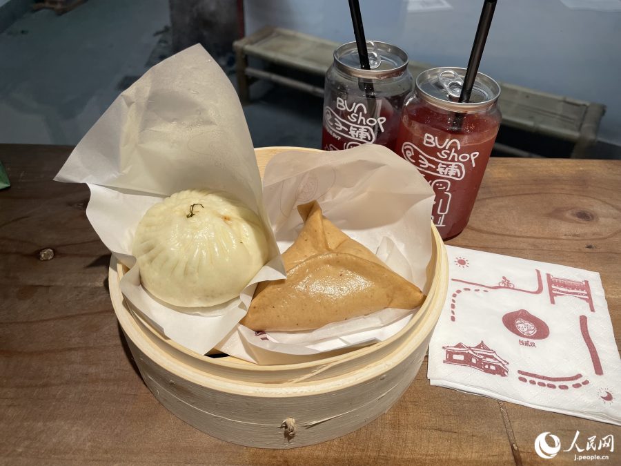 バオズは北京児茴香肉包（茴香豚肉まん）と超級黒糖麻吉包（黒糖もっちりまん）。飲み物は包的招牌楊梅水果茶（看板メニューのヤマモモフルーツ茶）と小山楂桔香茉莉（サンザシキンカンジャスミン茶）。お腹いっぱいと言いつつ難なく完食！（撮影・勝又あや子）