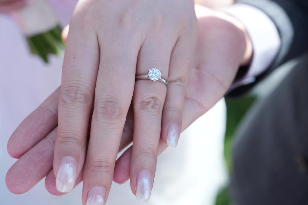 第11回博士課程学生合同結婚式では、大学からダイヤモンドリングが贈られた新郎新婦。