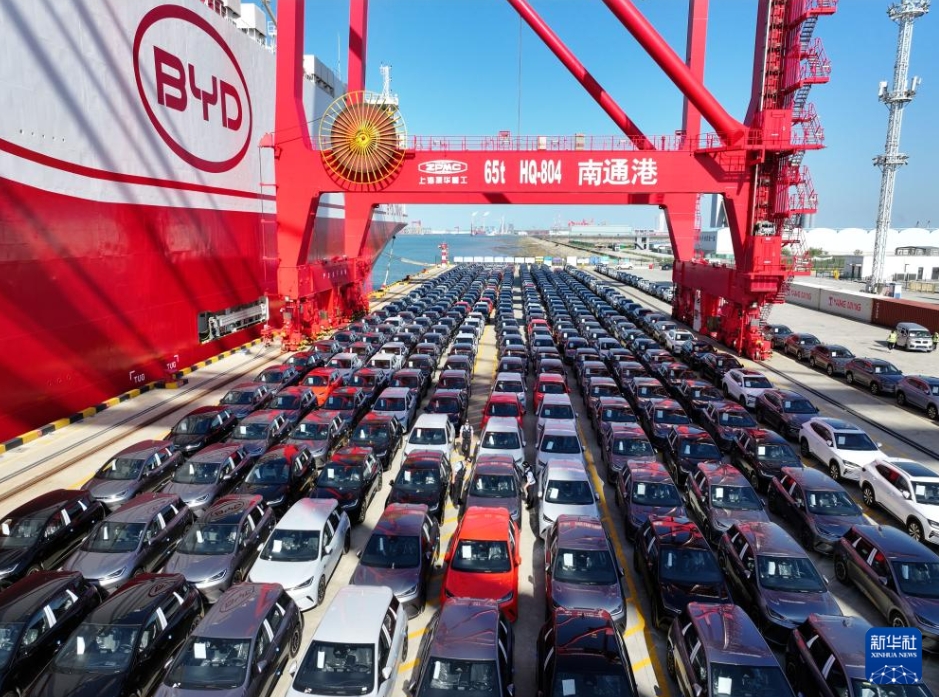 江蘇省啓東辺検査ステーションで、船積みを待つ車両を検査する様子（5月29日ドローンによる撮影・季春鵬）。