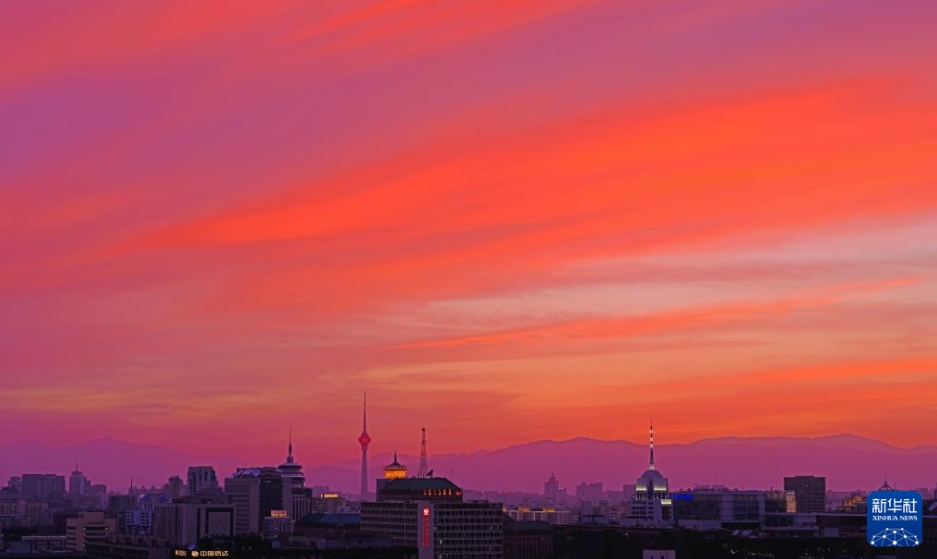 北京の空を染める初夏の夕焼け