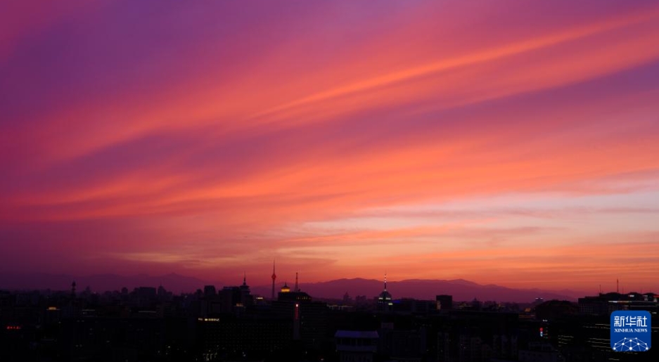 北京の空を染める初夏の夕焼け