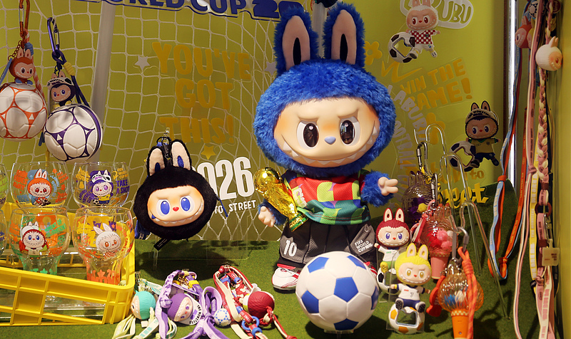 FIFA2026年W杯とポップマート「ラブブ」アートトイのコラボ製品が登場