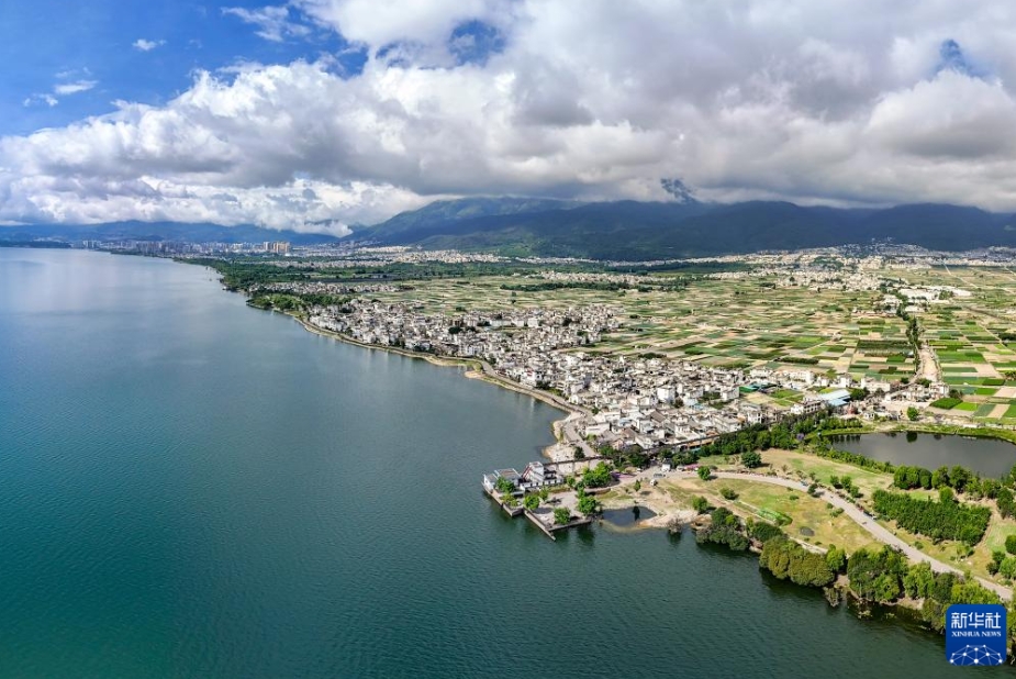 淡水湖・洱海に広がる夏の風景　雲南省