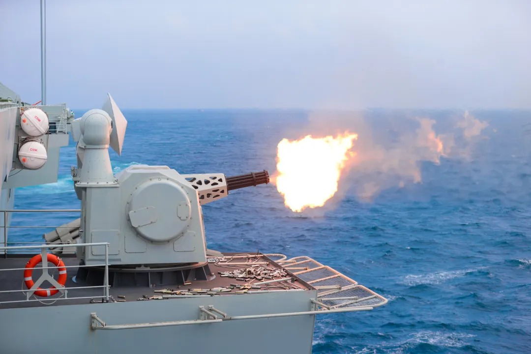 南部戦区海軍の揚陸艦「湖北」が実戦的訓練を実施