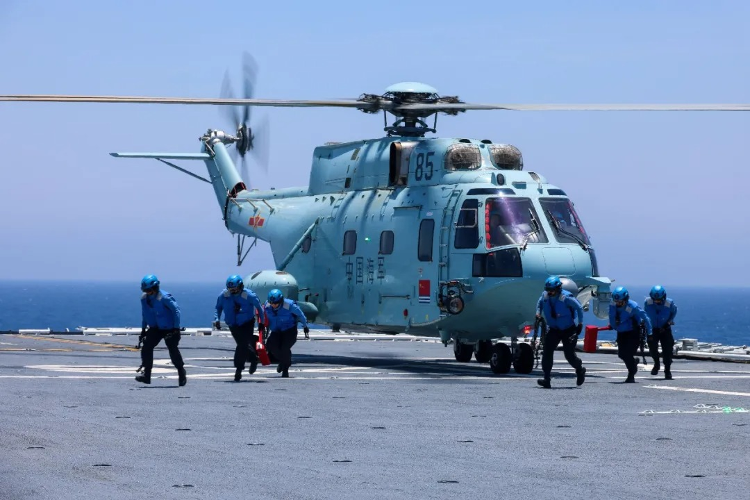 南部戦区海軍の揚陸艦「湖北」が実戦的訓練を実施