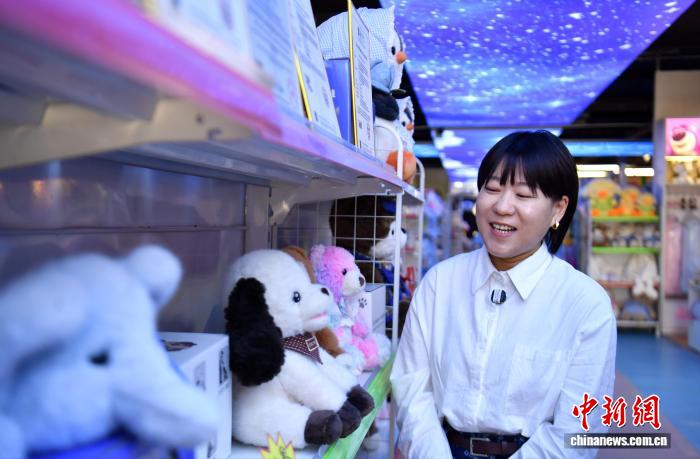 雄安新区容城県にある中国（雄安新区）玩具本部拠点でAIぬいぐるみの機能を説明するスタッフ（5月28日撮影・韓氷）。