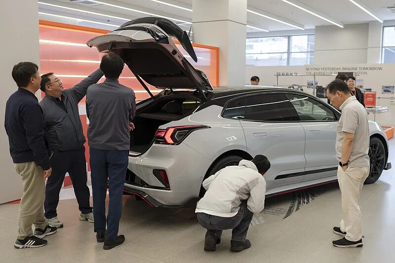 5月8日、首都・ソウルの永東大道にある中国電気自動車ブランドの新展示場で展示車を見る韓国人消費者。