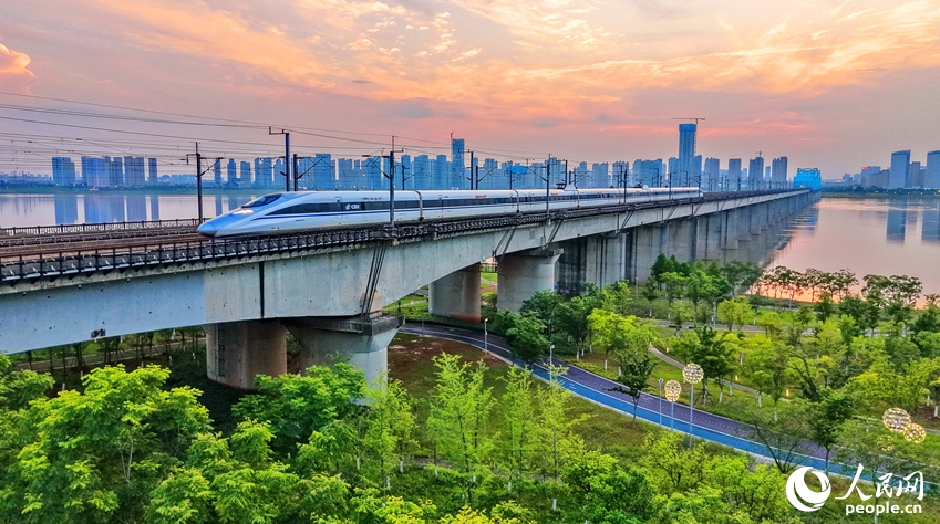 滬昆高速鉄道南昌贛江特大橋を通過する高速鉄道列車や特急列車（撮影・朱海鵬）。