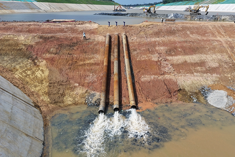 平陸運河企石枢紐の注水現場の様子（写真提供・平陸運河集団有限公司）。