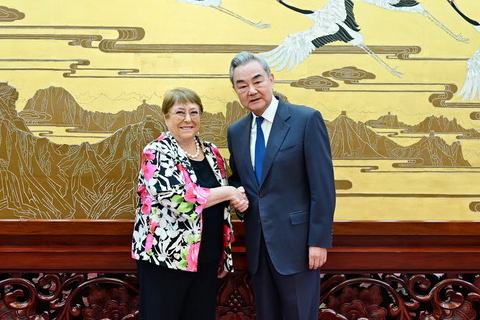王毅氏が次期国連事務総長候補のバチェレ氏と会談