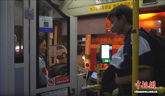 学校で「夜の自習」をしている高校生を送るバスの運転席に座る肖江峰さん（写真提供・冷水江コンバージドメディア）。