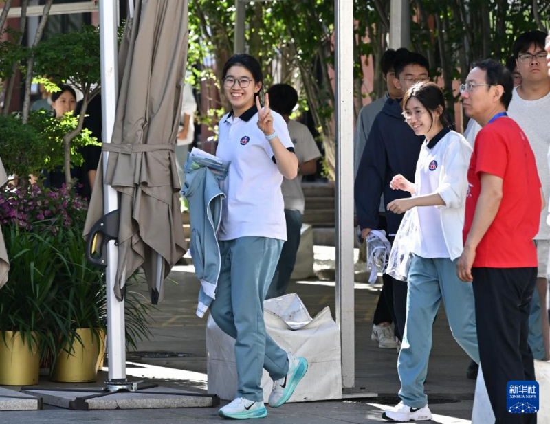試験会場となった北京師範大学附属実験中学校（中高一貫校）に入っていく受験生（6月7日撮影・李鑫）。