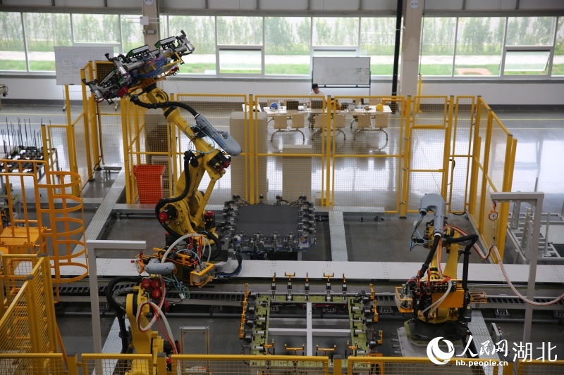 ギガキャスト工場で稼働するロボットアーム。撮影・郭驥