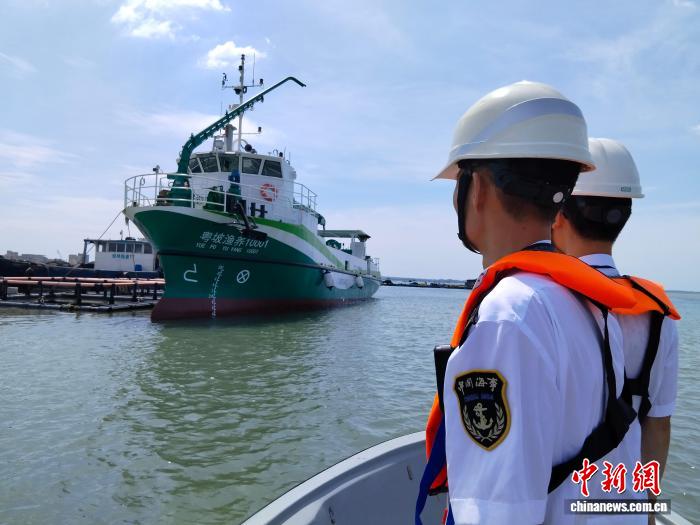 中国初の大型無人自動給餌船、広東省湛江市で試験運用