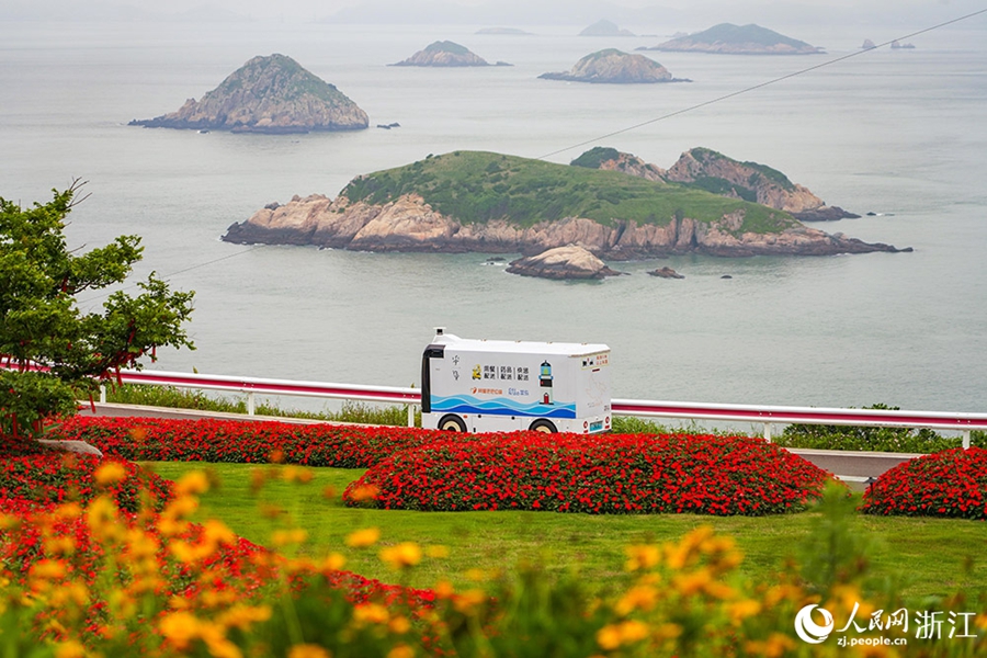 浙江省舟山市嵊泗県花鳥島で食事を輸送する無人車（6月4日撮影・章勇涛）。