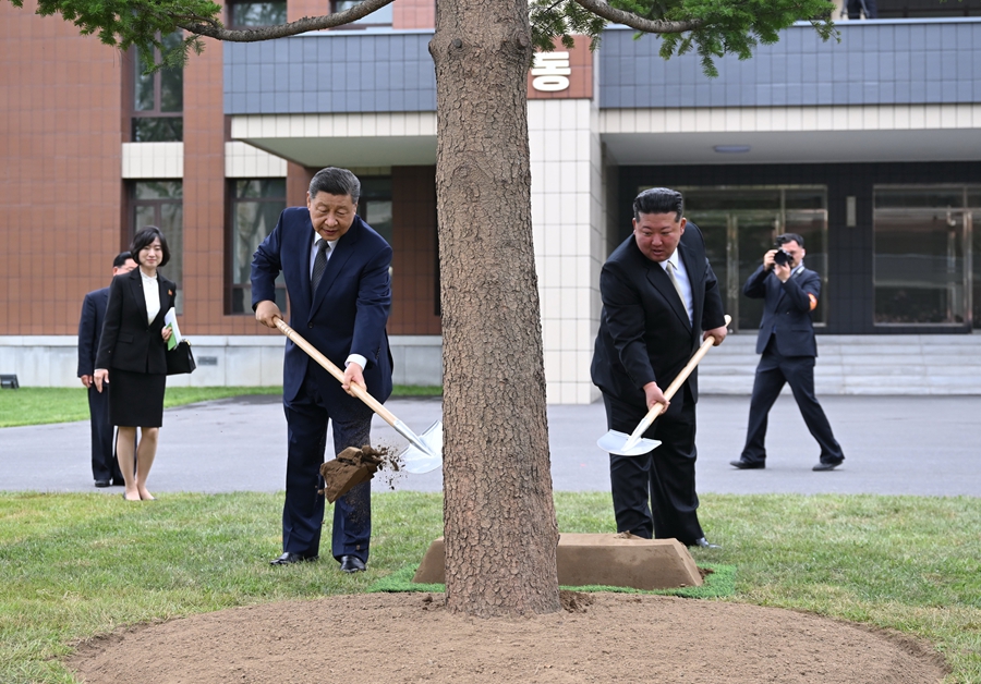 習総書記が朝鮮労働党中央幹部学校を訪問