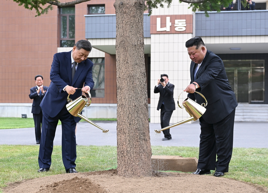 習総書記が朝鮮労働党中央幹部学校を訪問