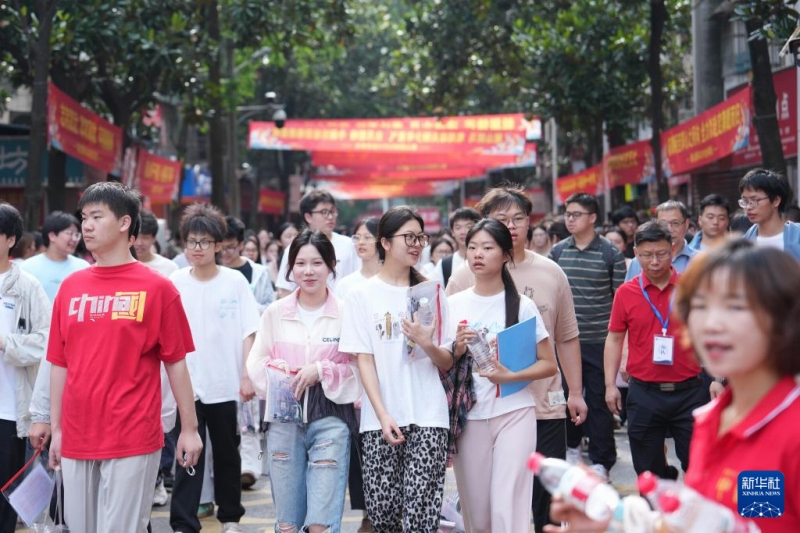 様々な角度から記録する2026年中国大学統一入学試験