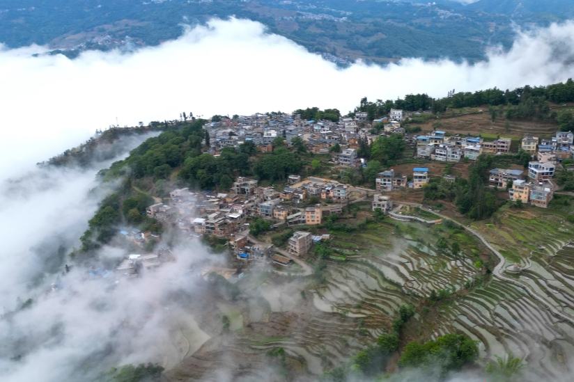 雨上がりに、雲海に覆われ水墨画のような絶景広がる雲南省紅河