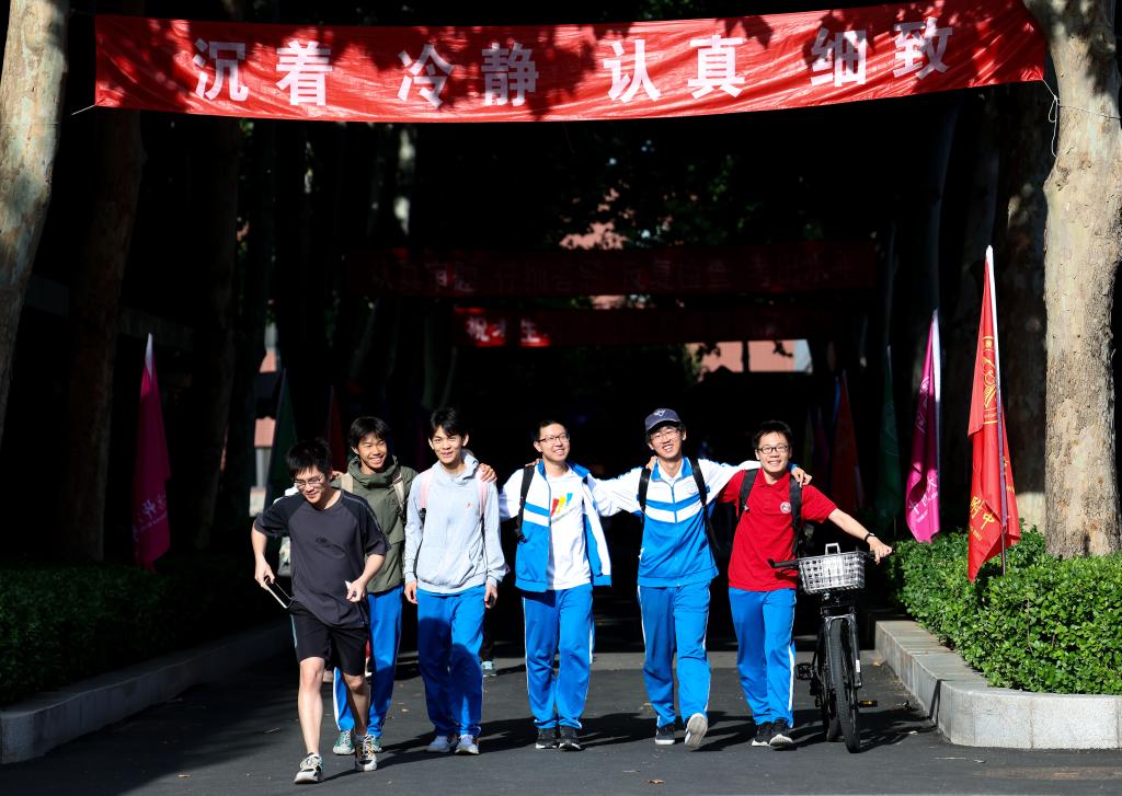 北京師範大学第二附属中学校に設置された試験会場から出て来る受験生（6月10日撮影・劉金海）。