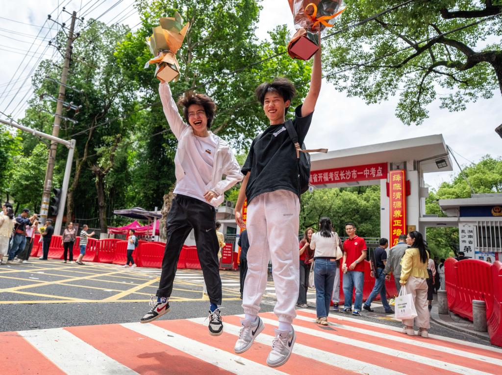 試験会場となった長沙市第一中学校で、ジャンプして受験終了を喜ぶ受験生（6月9日撮影・陳思汗）。