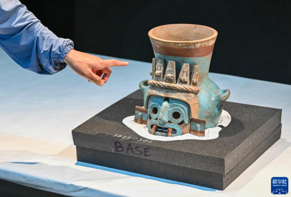 上海博物館人民広場館で撮影された「雨神トラロックの土器」（6月11日撮影・陳浩明）。