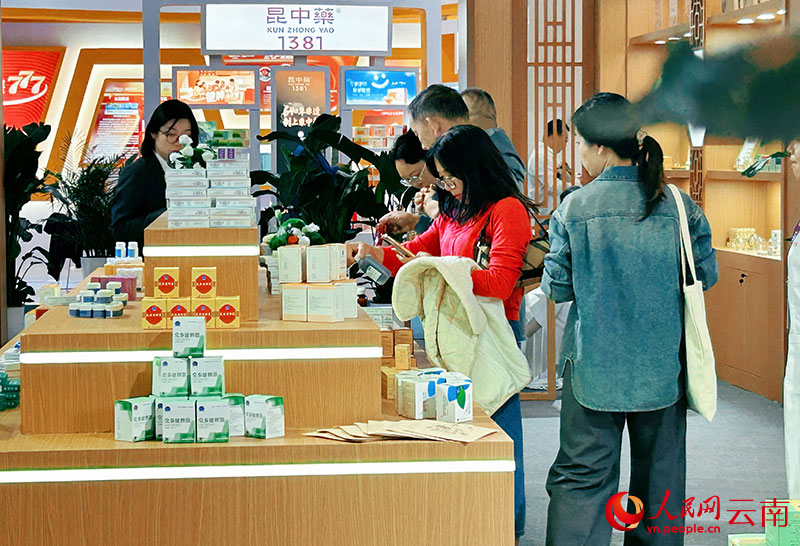 医療ウエルネス館で商品を購入する来場者(撮影・劉怡)。