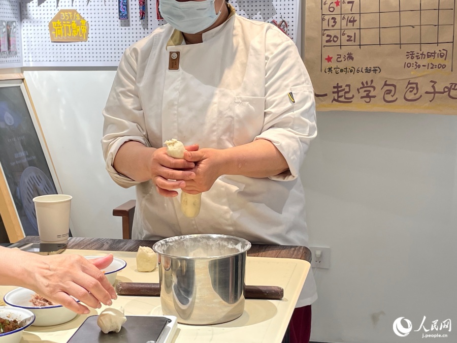 生地を50グラムに分ける作業（撮影・勝又あや子）