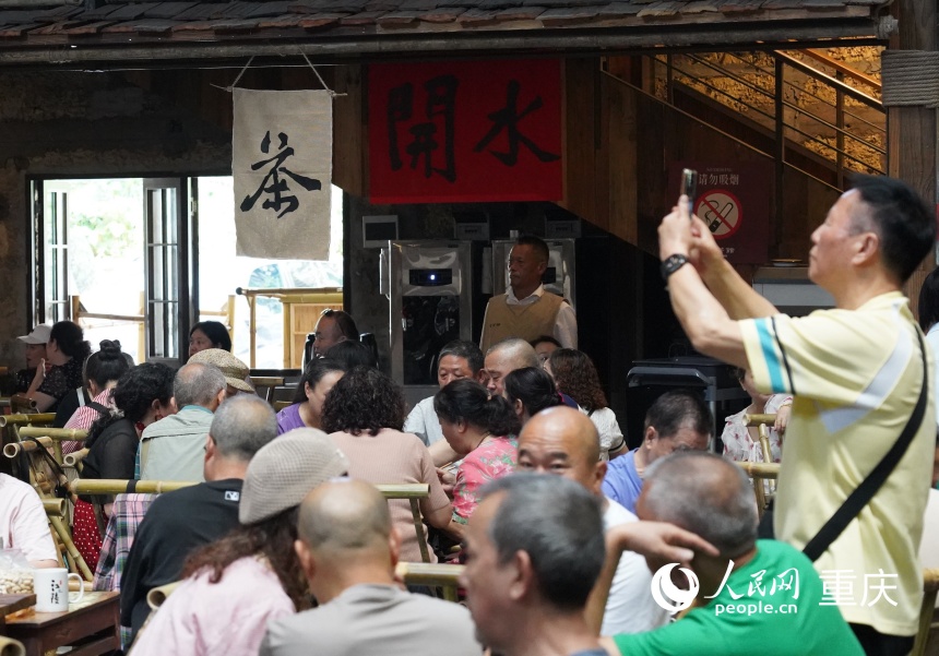 重慶のレトロな雰囲気漂う映画館が茶館に