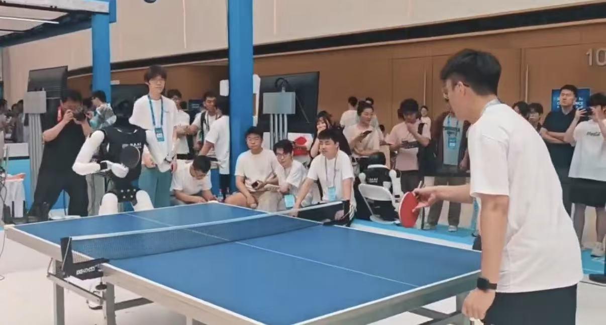 中国の人型ロボット、卓球の完全自律対戦を実現