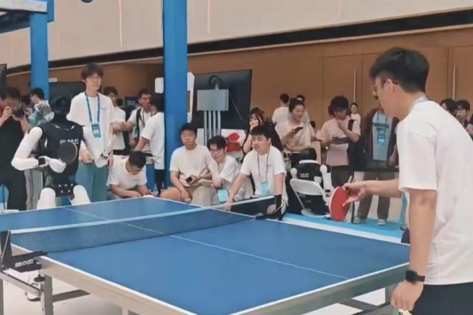 中国の人型ロボット、卓球の完全自律対戦を実現