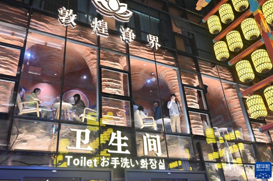 文化観光の新ランドマークとなっている敦煌夜市のトイレ　甘粛省