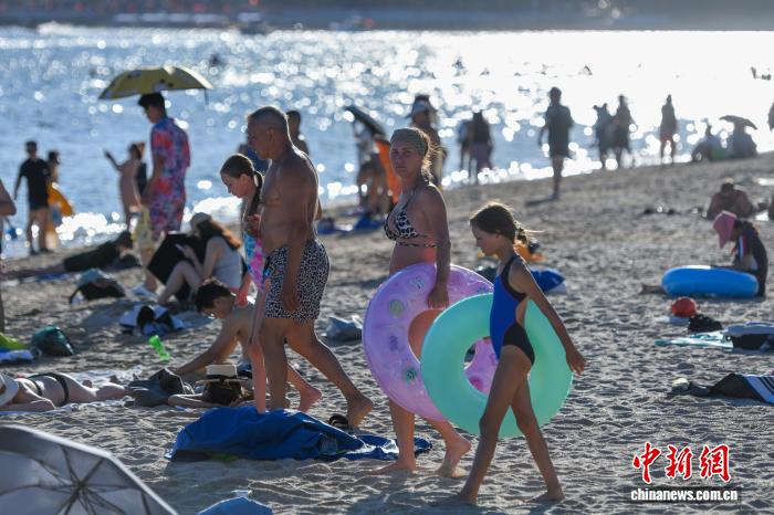 2025年10月3日、海南省三亜市の大東海観光エリアで遊ぶ外国人観光客（撮影・駱雲飛）。