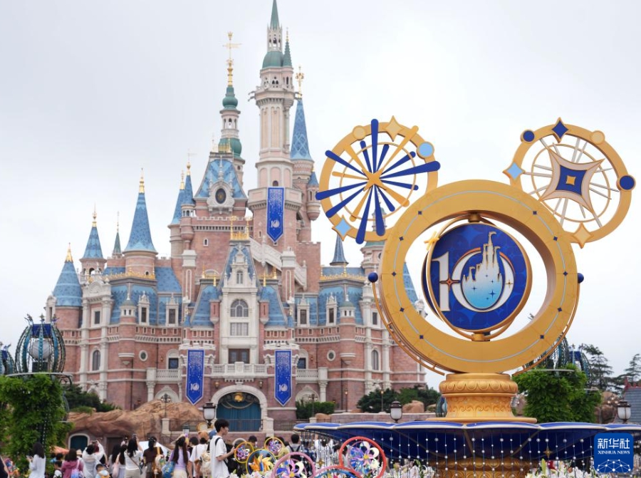10周年を記念する飾り付けが施された上海ディズニーランド（6月16日撮影・劉穎）。