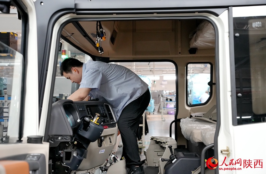 中国の大型トラック工場における「ロボット大集合」