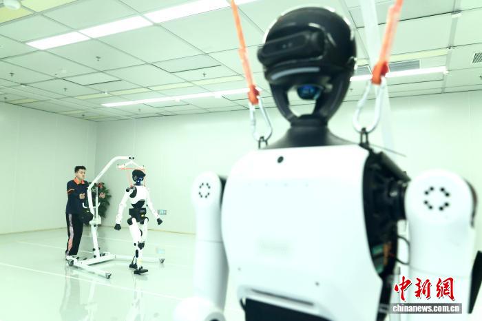 6月16日、北京亦荘の領益智造北京エンボディドAIスーパー工場でエンボディドAIロボットの試験を行う作業員。撮影・易海菲