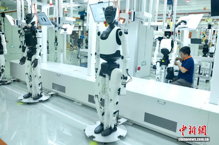 6月16日、北京亦荘の領益智造北京エンボディドAIスーパー工場でエンボディドAIロボットの完成機組立を行う作業員。撮影・易海菲