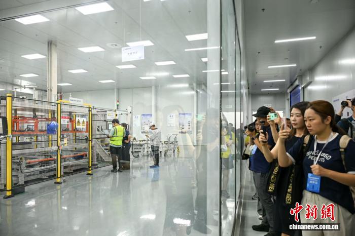 天津港保税区の中国資源循環集団グリーン低炭素循環経済モデル拠点を訪れた見学者（6月16日撮影・佟郁）。