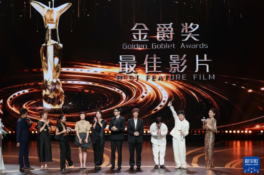 金爵賞最優秀作品賞を受賞した中国映画「大西洋」の制作陣（6月20日撮影・王翔）。