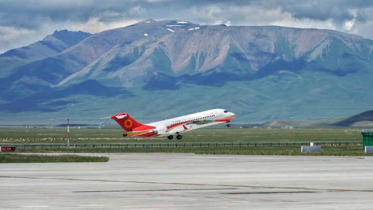 成都航空が運航する烏魯木斉、和静県、喀什地区を結ぶ路線に投入されているC909（写真提供・取材対象者）。