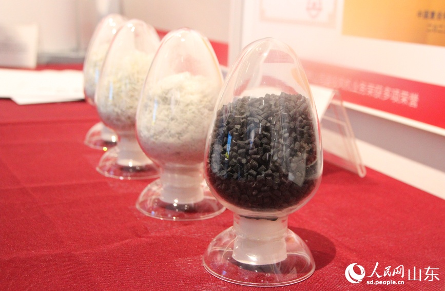 廃棄ブレードは処理後、破砕繊維や改質プラスチックマスターバッチなどに生まれ変わる。撮影・宋翠