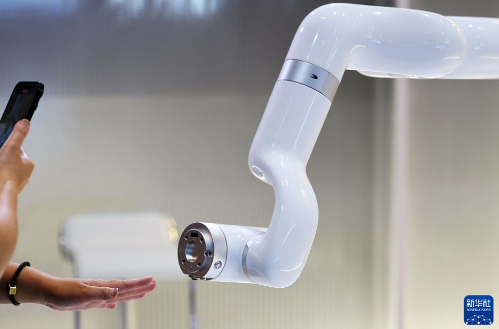 夏季ダボス会議で注目を集めた議題はAI　遼寧省大連市
