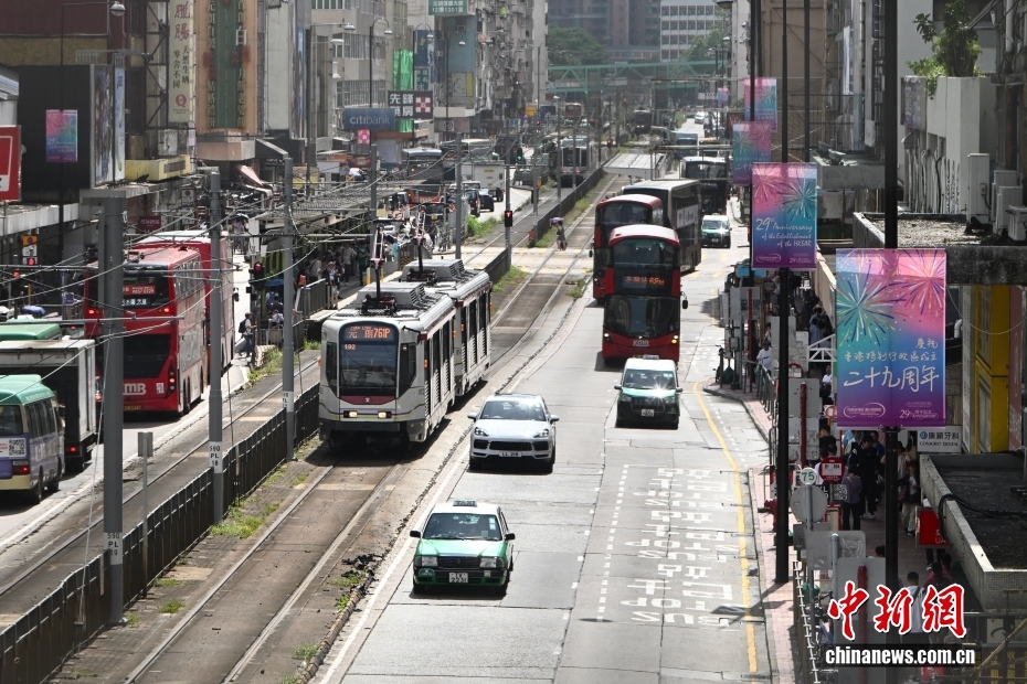 祖国復帰29周年を控え、街中で高まる祝賀ムード　香港特区