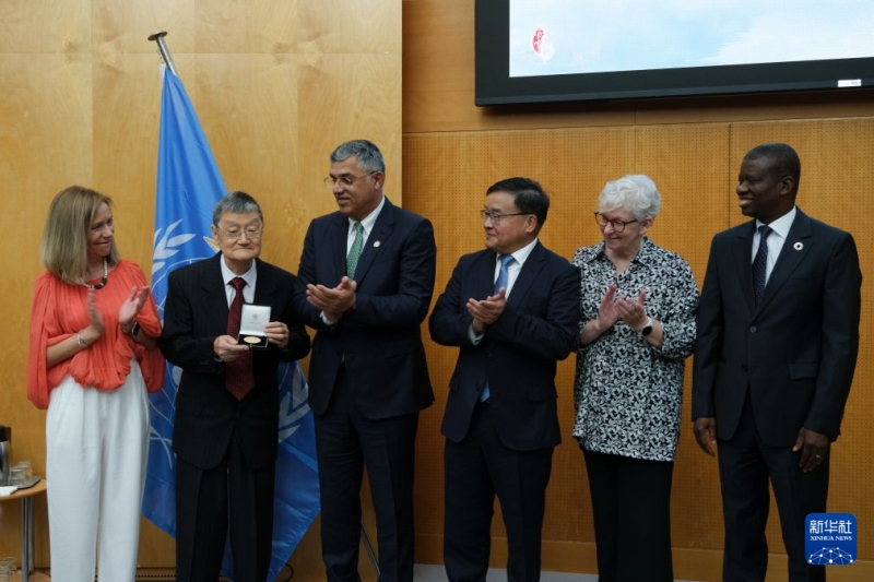 第70回国際気象機関賞を受賞した許健民氏（写真左から2番目、6月24日撮影・馬汝軒）。