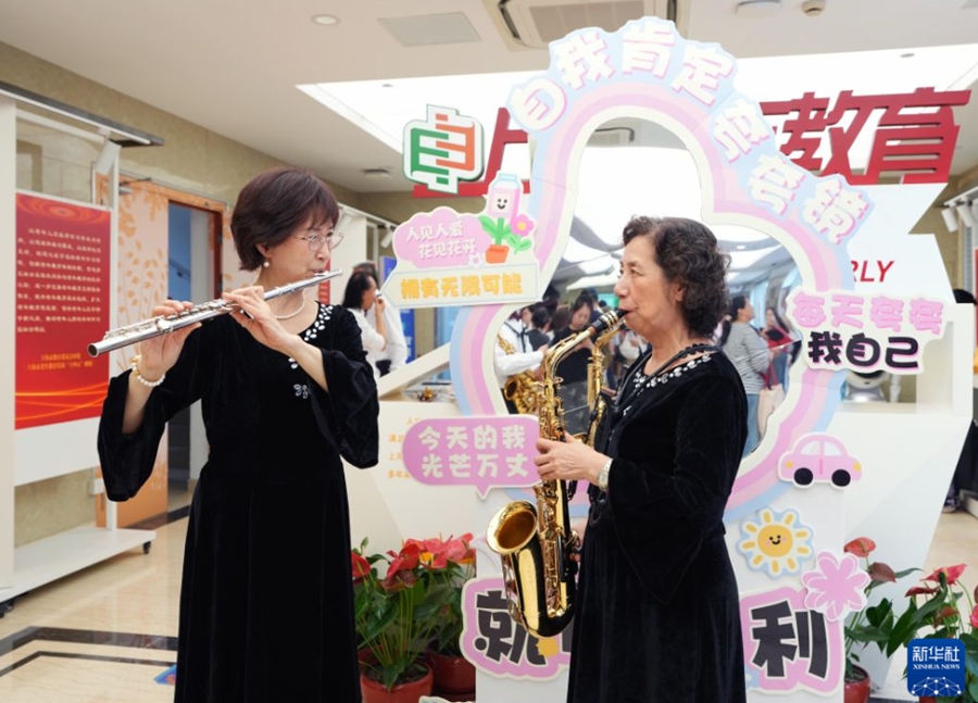 学習成果発表の準備をする上海老年大学バンドのメンバー（6月25日撮影・劉穎）。