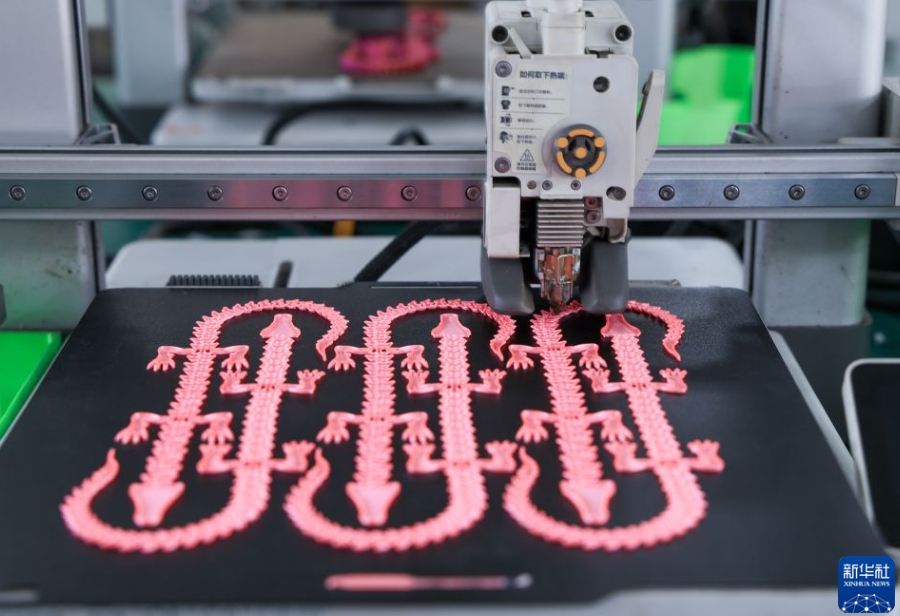 広東省深セン市功夫三帝科技有限公司の3Dプリンター工場で、玩具を印刷する3Dプリンター（6月3日撮影・毛思倩）。