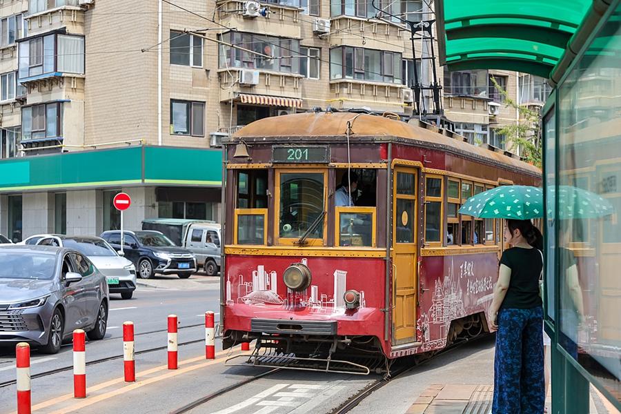 100年間にわたり運行が続いているレトロな路面電車（画像著作権はCFP視覚中国所有のため転載禁止）。